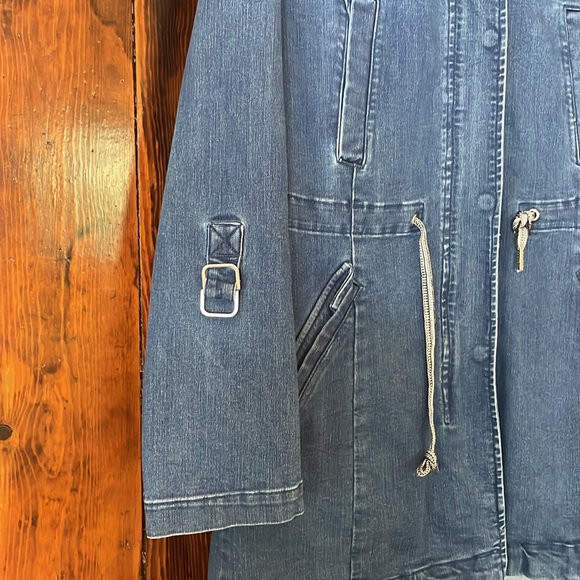 Super cute jean jacket for fall 😀 - Picture 3 of 8